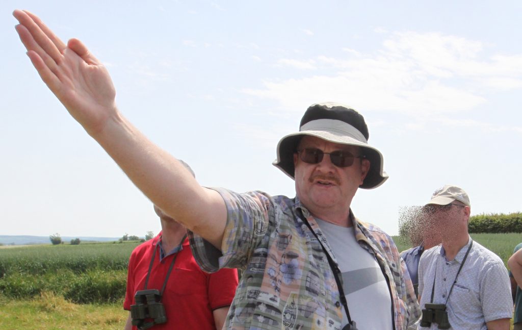 Gerald Dörfel im Feld bei der Geländebesprechung